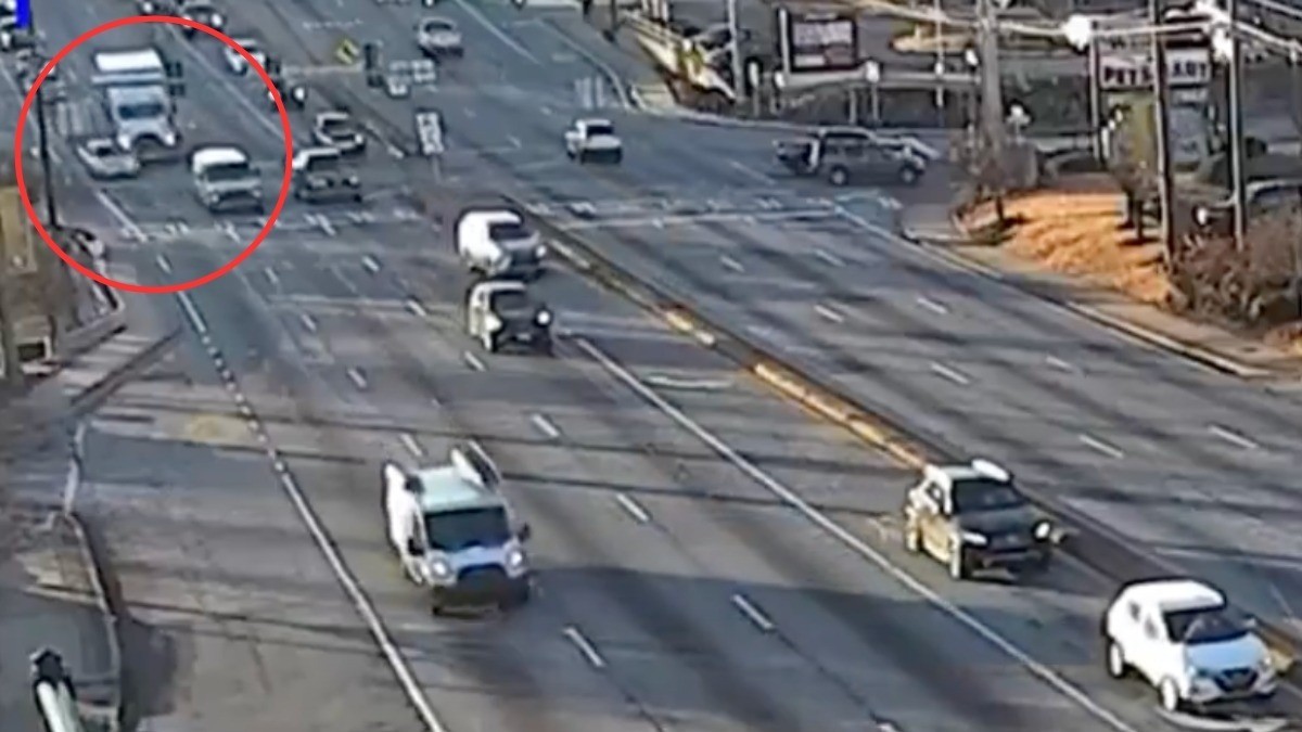 “¡Dios Mío!“ Captan cuando tráiler arrastra un auto al intentar cambiar de carril