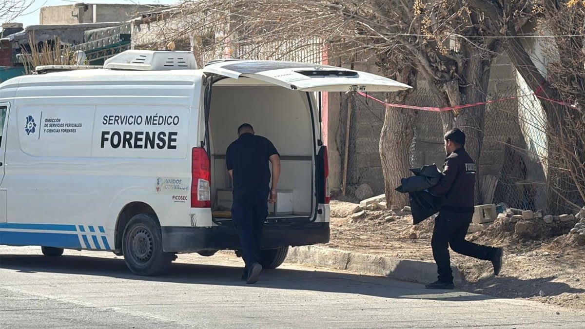 Encuentran cadáver de recién nacido envuelto en un suéter rojo en el patio de una casa