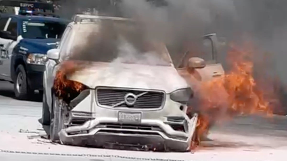 ¡Fuegoooo! Captan camioneta envuelta en llamas en estacionamiento de agencia en Las Torres