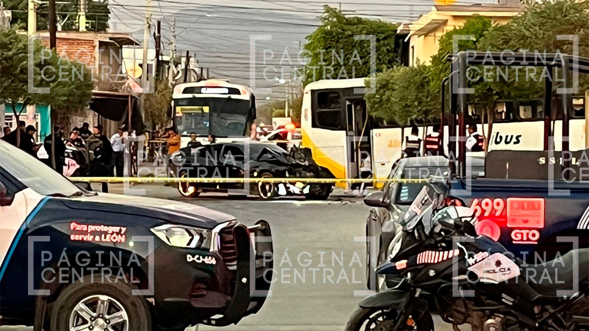 Escapaban de un ataque armado y terminan chocando con un autobús de pasajeros