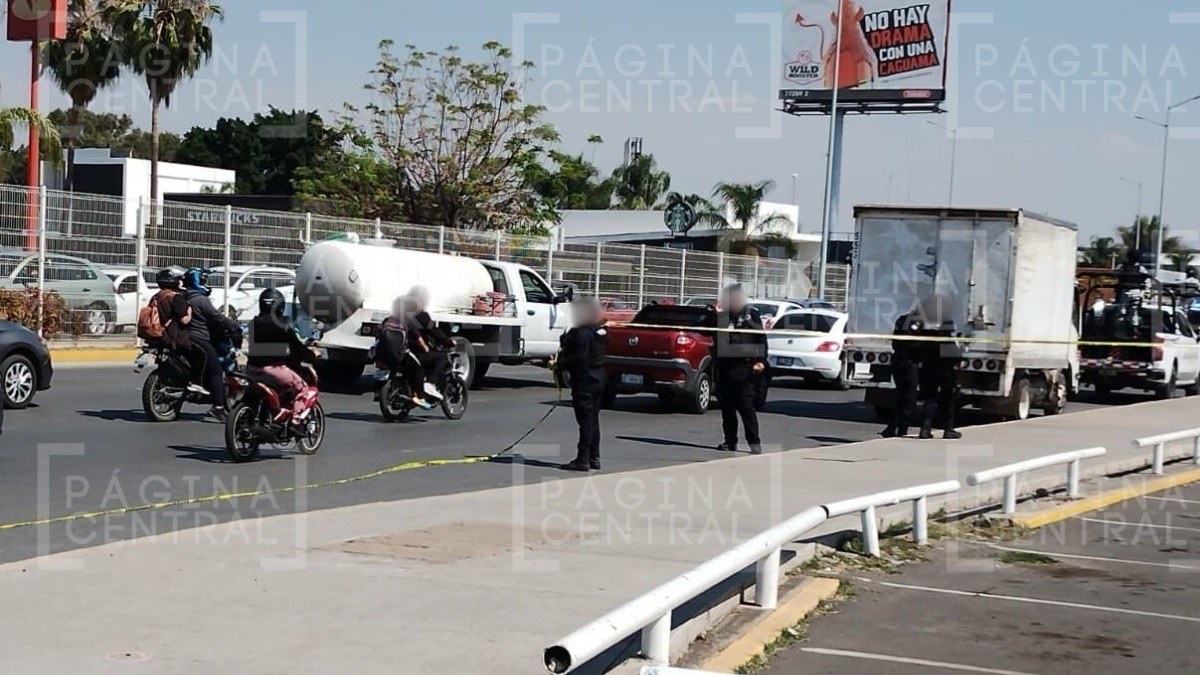 Matan a guardia de seguridad de centro comercial, un hombre le quitó su arma y le disparó