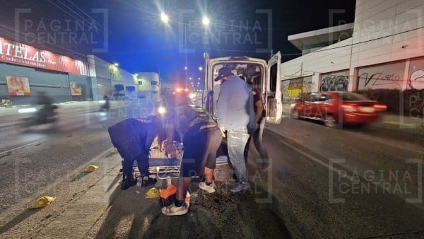 ¡Se atravesó un perrito! Esposos iban a trabajar, pero cayeron de moto en el bulevar Delta