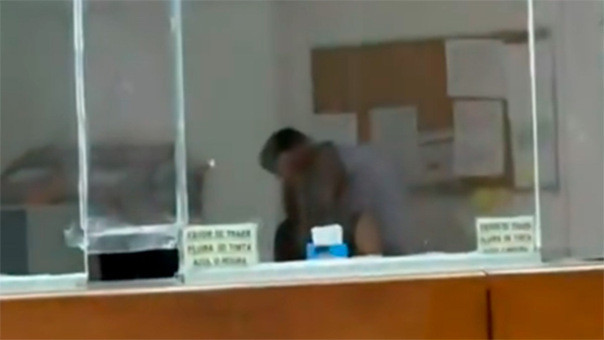 VIDEO Captan a empleados del IMSS besándose en horario laboral mientras pacientes esperan