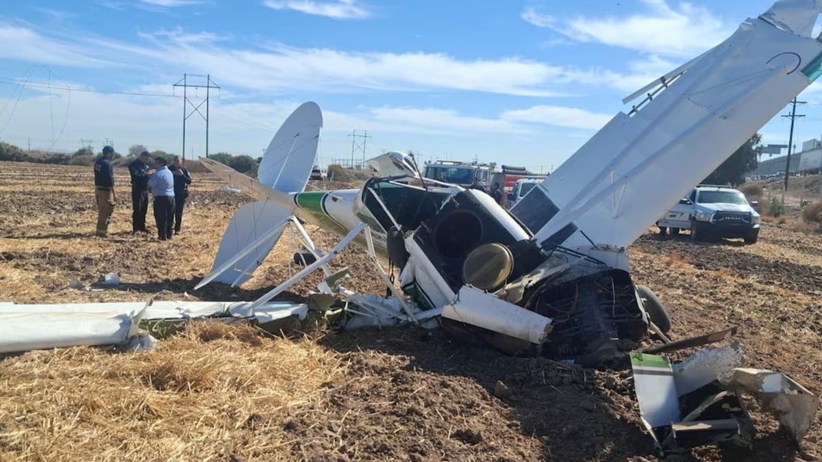Avioneta se enreda en cables de electricidad y se desploma en sembradío