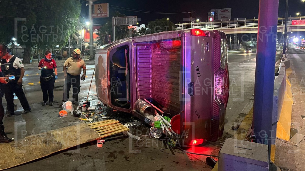 Camioneta se vuelca sobre el bulevar Aeropuerto y tripulantes la dejan abandonada