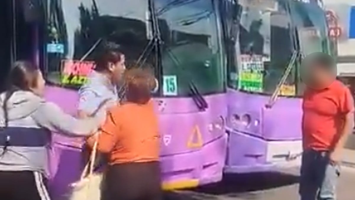 VIDEO ¡Se arreglaron a golpes! Captan pelea entre choferes del transporte público