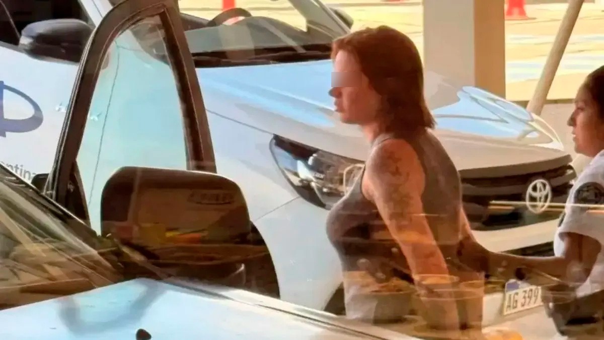 Modelo es detenida en aeropuerto con 22 kilos de droga en la mochila de su hija