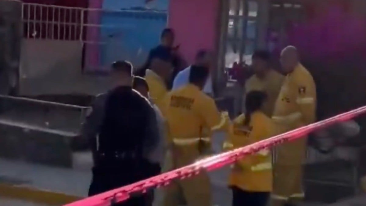 ¡Desgarrador! Niño iba rumbo a su salón de clases y muere al caerle una barda encima