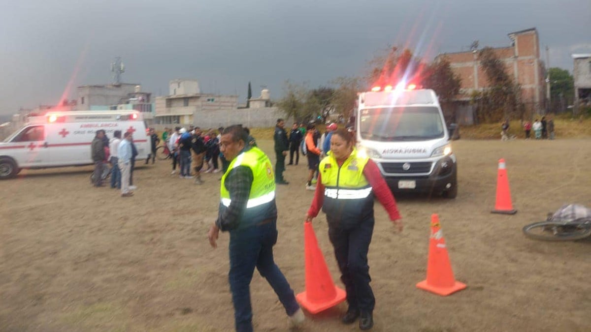 Rayo cae sobre campo de futbol y deja a cuatro menores y un adulto heridos