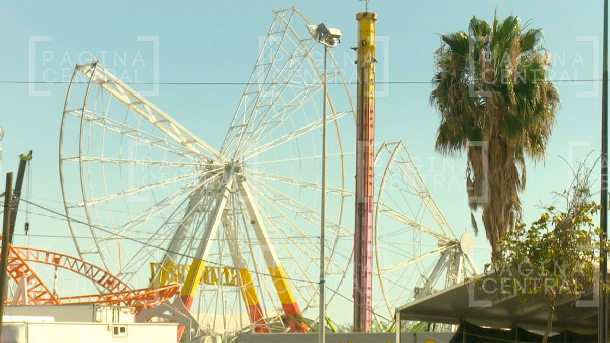 Tres hombres caen desde al menos 10 metros al desarmar la rueda de la fortuna en la Feria
