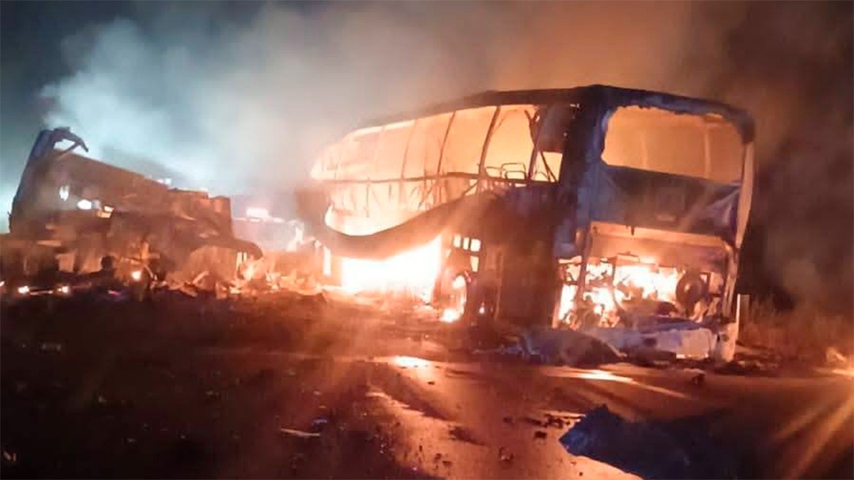 VIDEO Choque entre autobús de pasajeros y un tráiler deja al menos 30 muertos