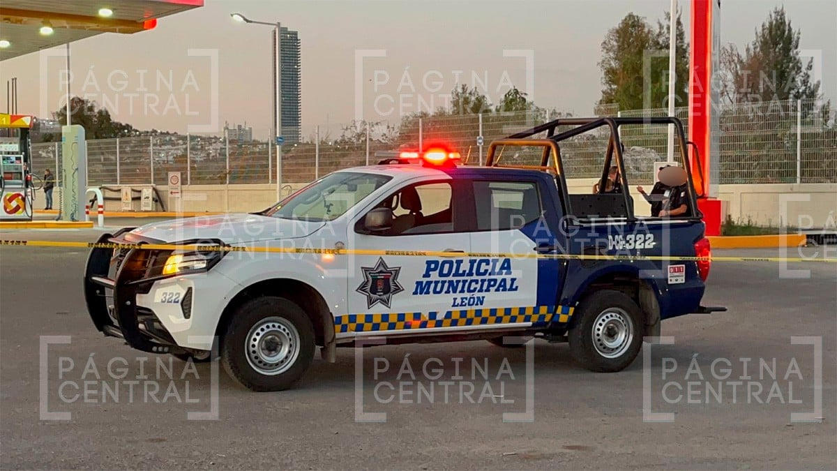 Fallece policía lesionado con su propia arma en el baño de una gasolinera