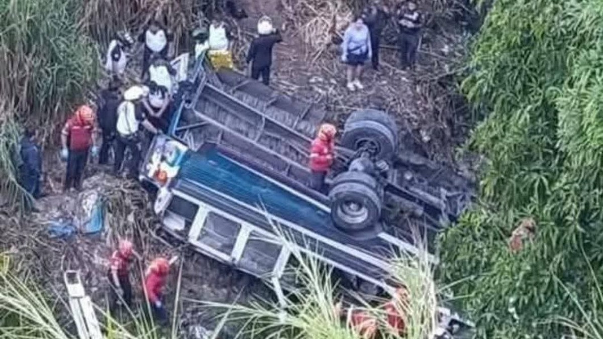 ¡Tragedia! Autobús cae a barranco y mueren 52 pasajeros, declaran 'luto nacional'