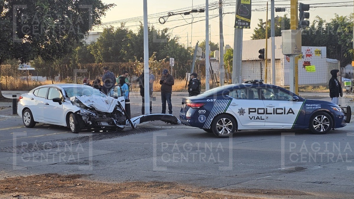 Mujer turista toma taxi ejecutivo y chocan con camión urbano, se fue contra el parabrisas
