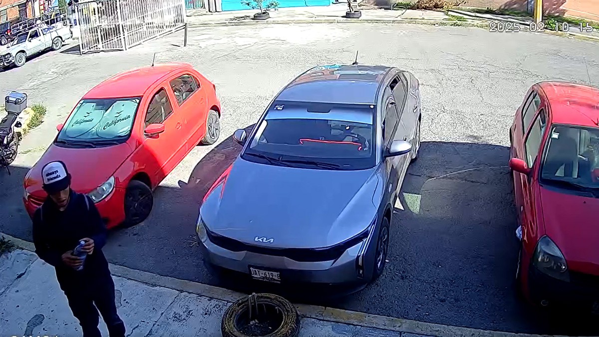 VIDEO Joven pide agua potable a un hombre, pero aprovecha para robarse su escalera