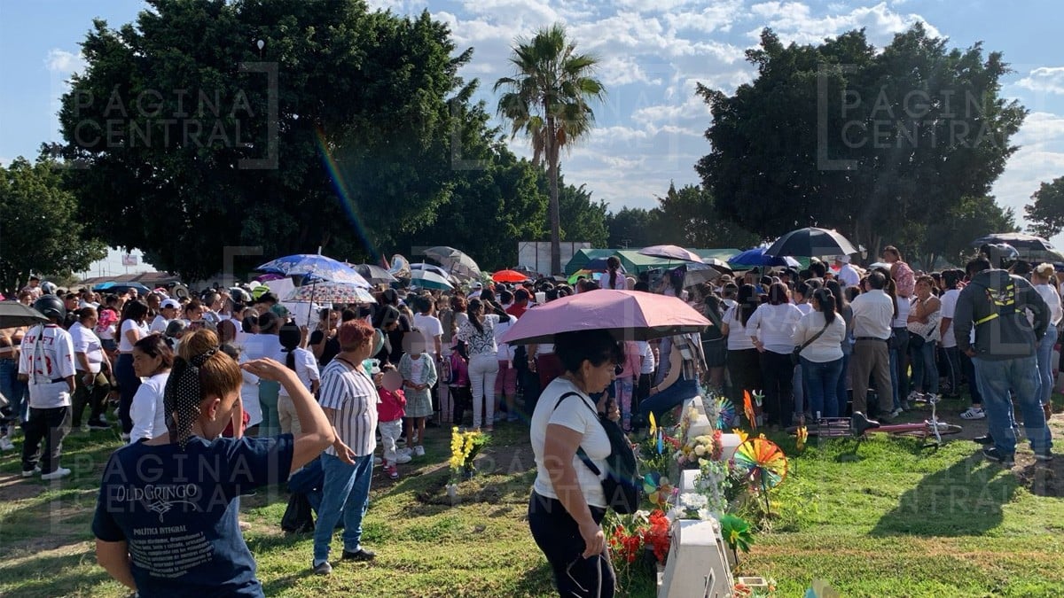 Entre porras y dolor, familiares y sociedad despiden a Mateo Santiago en su entierro