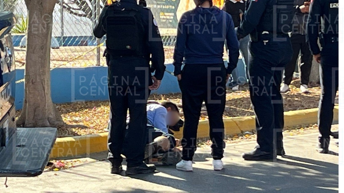 Motociclista se pasa la luz roja y al intentar huir de la Policía se cae y se fractura