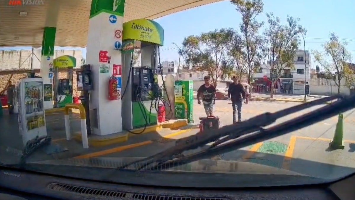 VIDEOS Conductor graba intento de robo en gasolinera de León I, lo agreden con objetos
