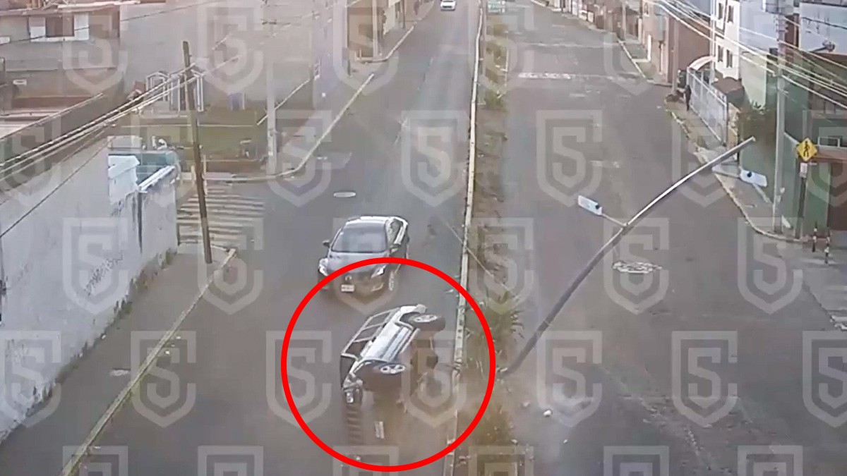 VIDEO Captan momento en que camioneta se sube al camellón, choca y se vuelca