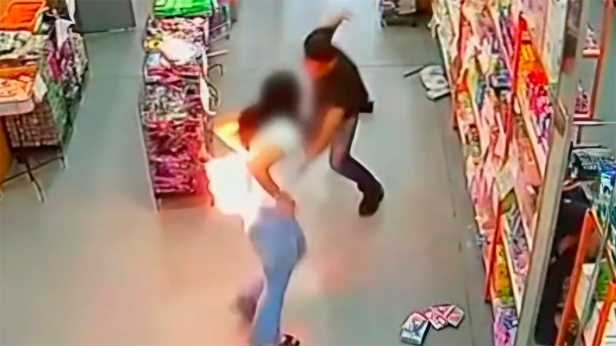 Mujer hacía compras en el súper cuando su celular explotó en el bolsillo de su pantalón