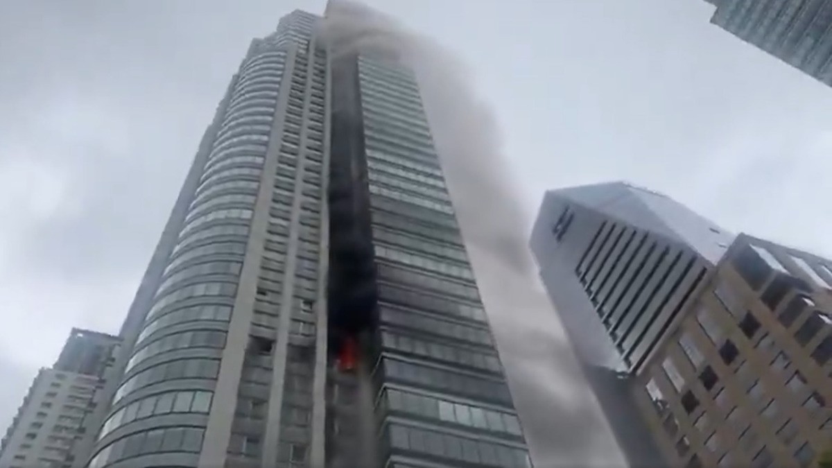 VIDEO ¡Alarma por incendio! Arde edificio de 30 pisos, fuego se extiende a varias plantas