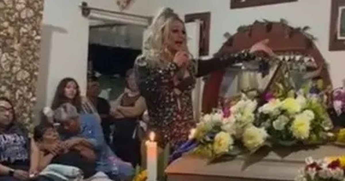 VIDEO Se viste de drag queen en el funeral de su amiga y ofrece show para despedirla