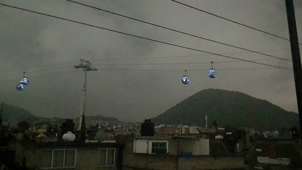 VIDEO ¡Quedaron suspendidos en el aire! Cablebús se detiene con pasajeros a bordo