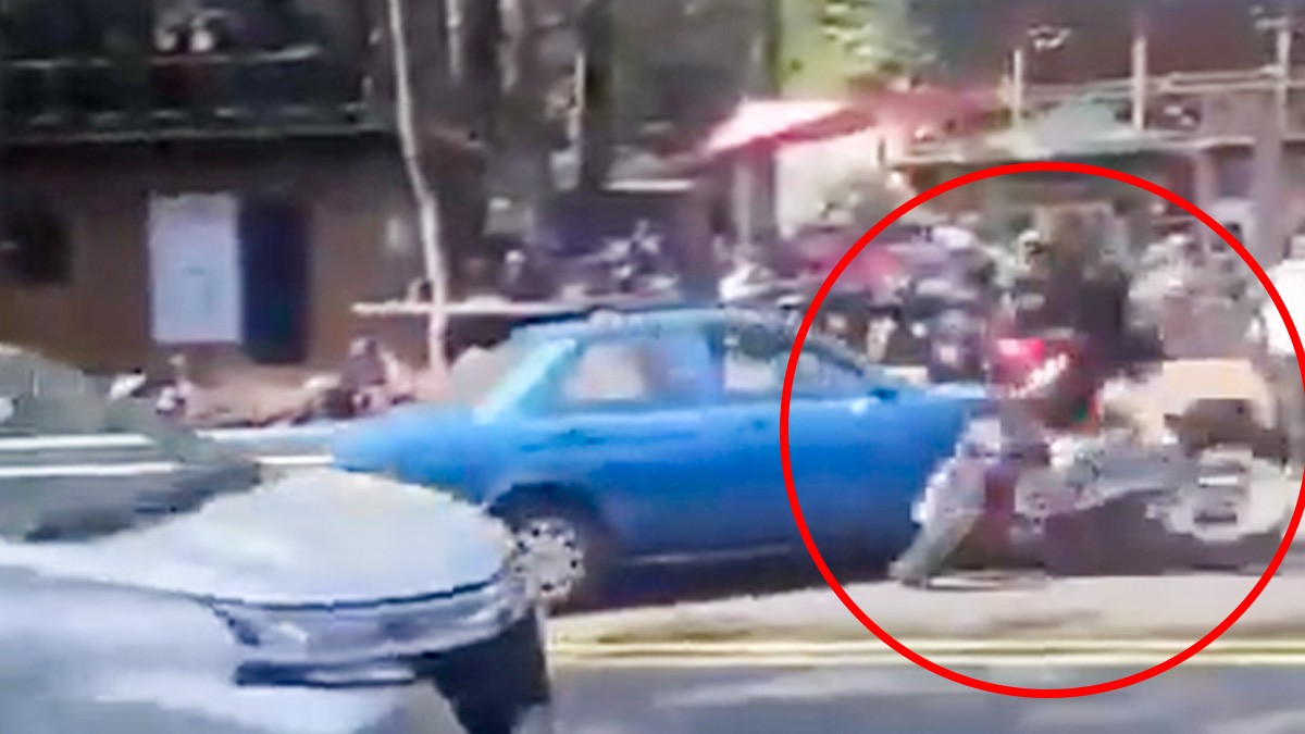 VIDEO ¡Fuerte choque! Moto se impacta contra un auto y tripulantes salen volando