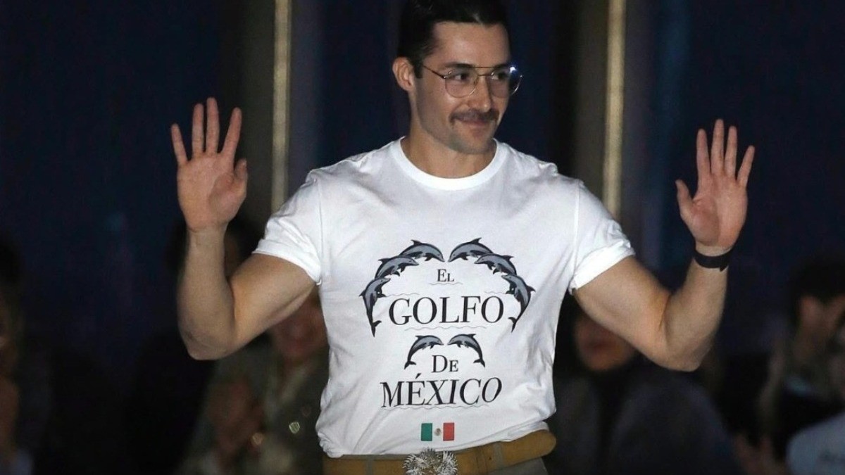 Patricio Campillo protesta en pasarela contra Trump con su camiseta 'Golfo de México'