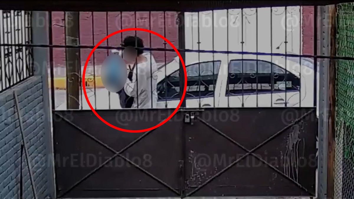 VIDEO Joven abandona a bebé recién nacido en una bolsa de plástico en una banqueta