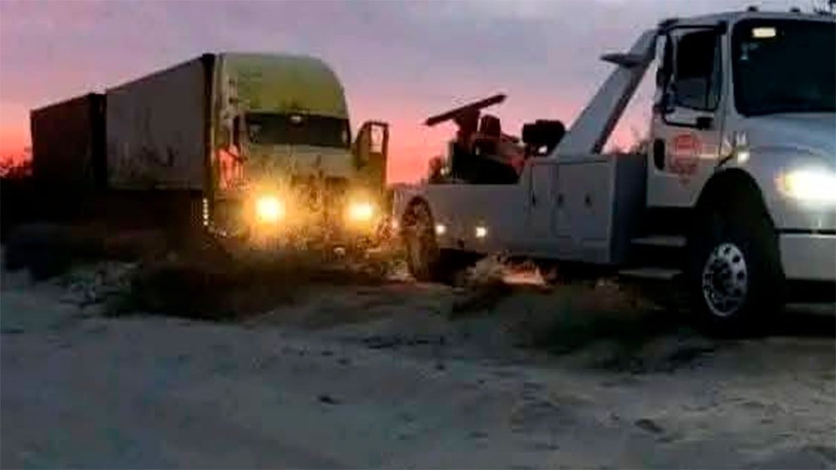 GPS lo llevó por el camino equivocado: trailero se pierde en el desierto y muere