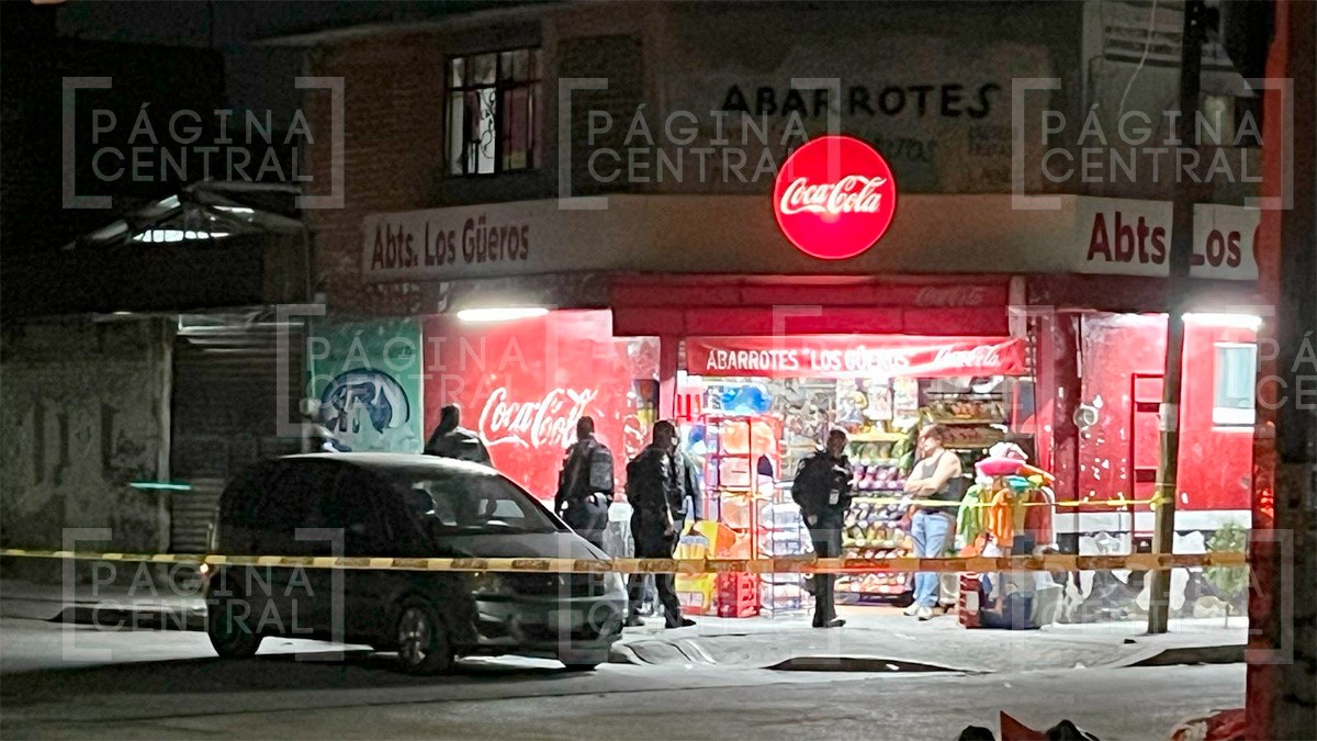 Balean a hombre que jugaba maquinitas, corre para huir, pero cae muerto cerca de mostrador