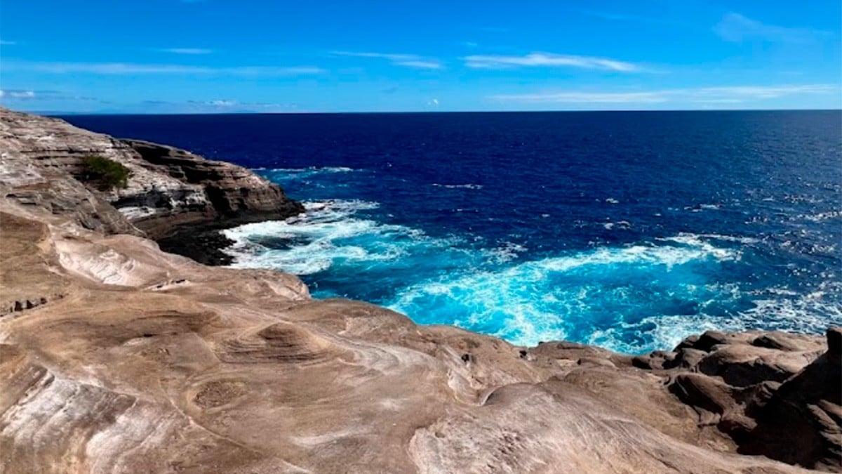 Maestro de educación física saltó de 18 metros en un acantilado y ya no pudo salir
