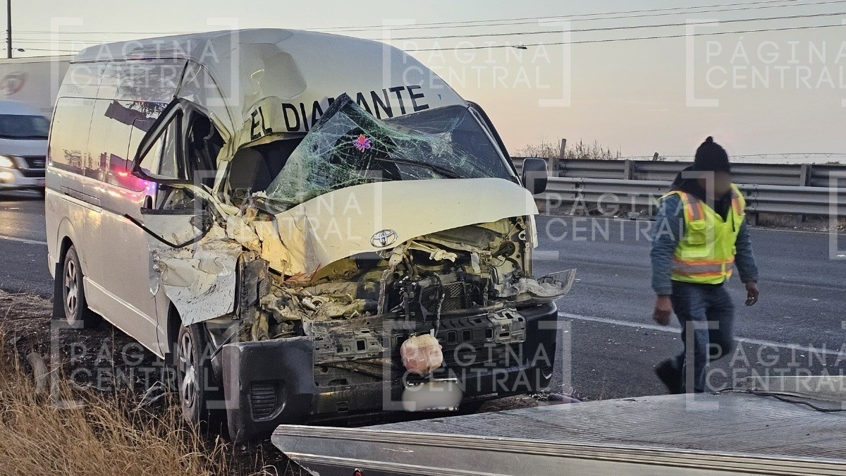¡Pestañeo peligroso! Conductor de camioneta se descuida y choca con la caja de un tráiler