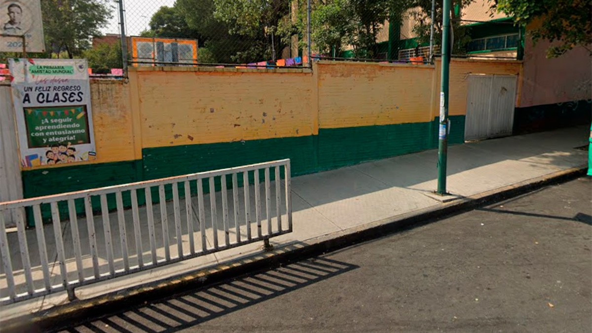 Papás ven que abuelito les apuntaba con arma desde una casa frente a escuela y lo detienen