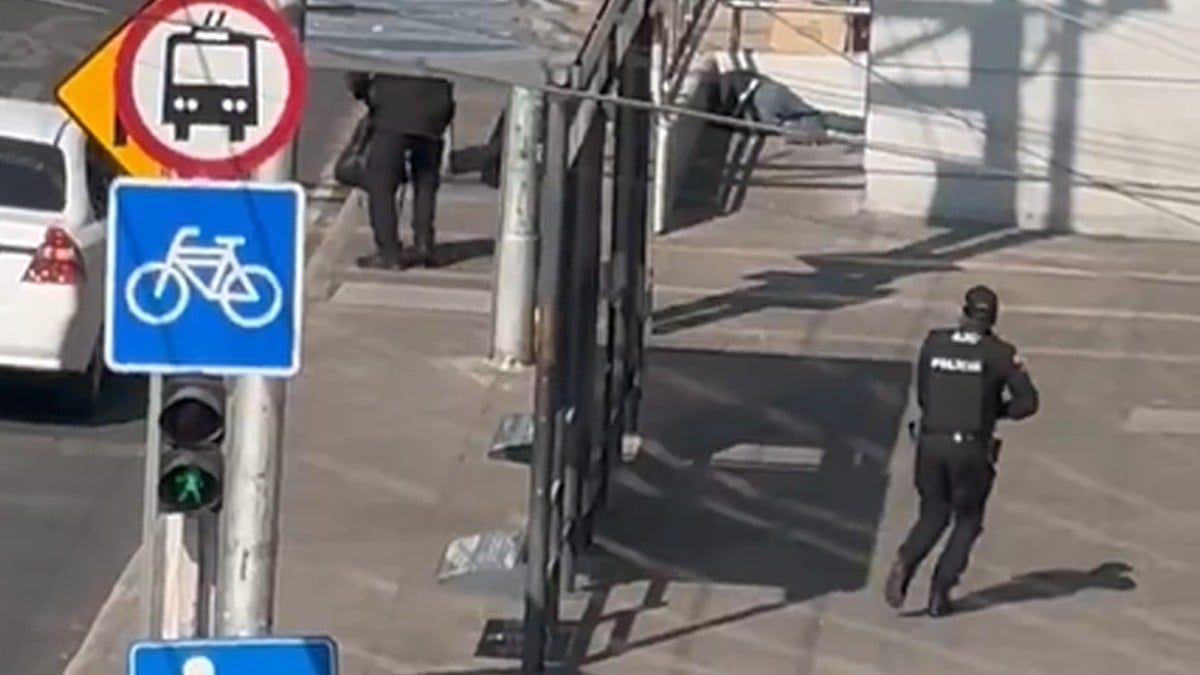 VIDEO Captan cuando policías matan a balazos a un asaltante que robaba a una mujer