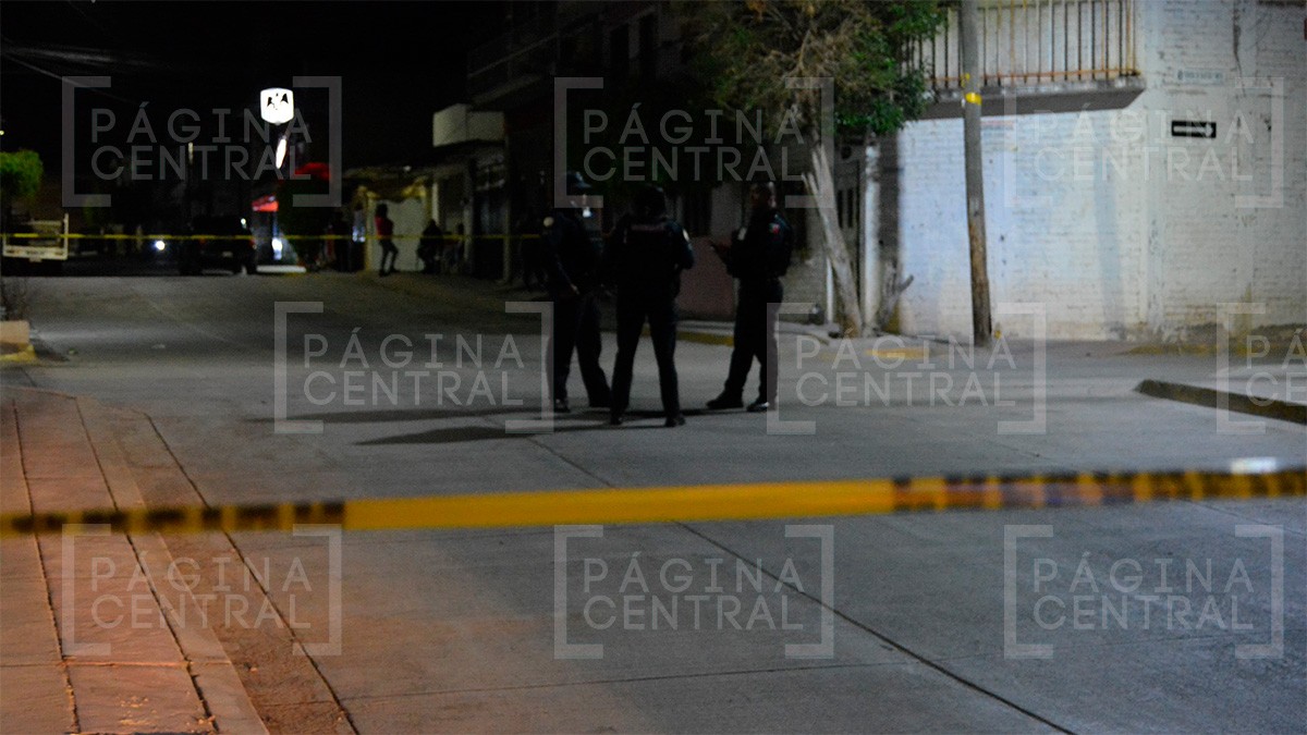 Hombre es atacado a balazos mientras platicaba con varias personas en la colonia León II