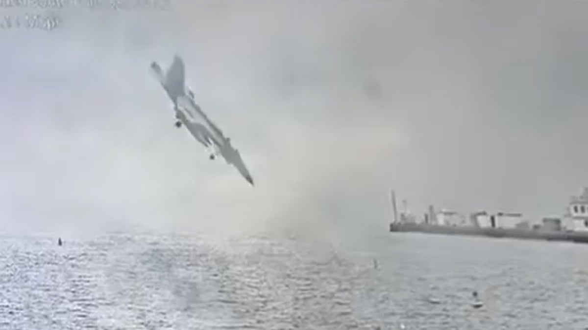 VIDEO Avión militar se desploma en medio del mar y esto le pasó a los pilotos