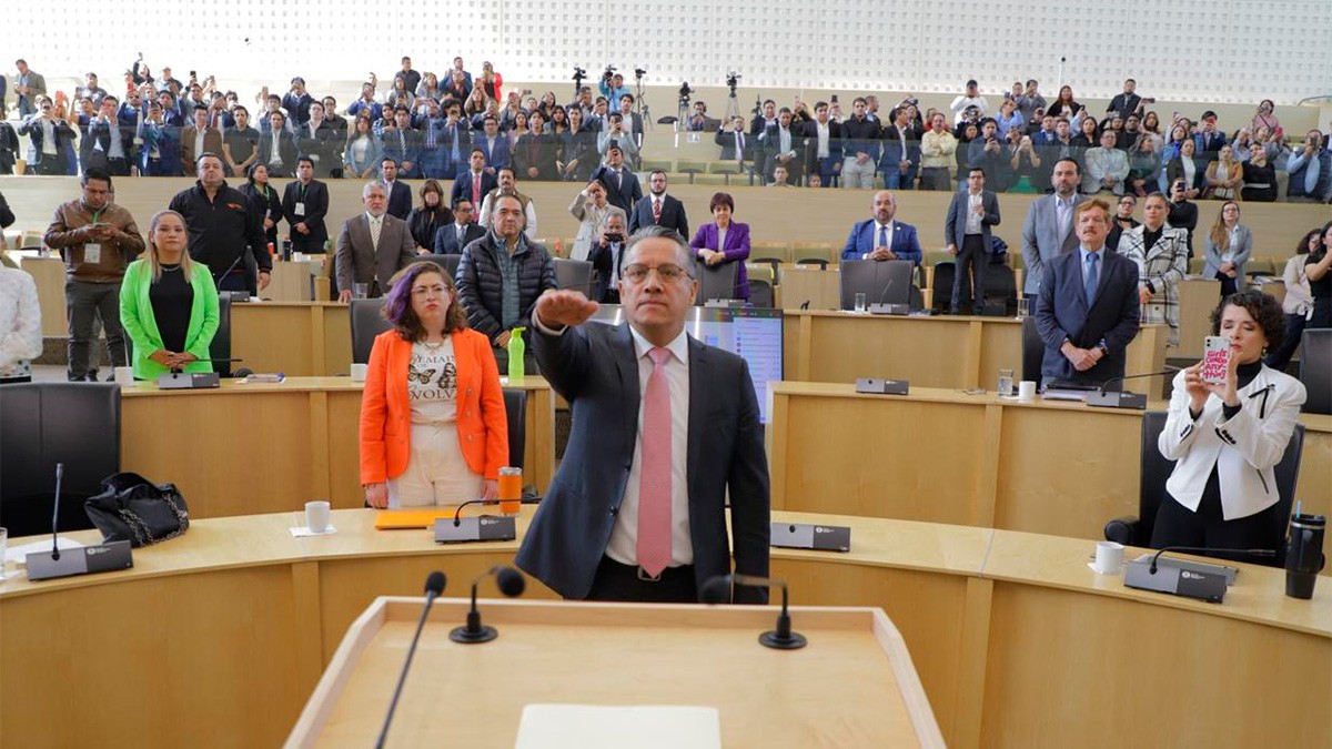 Polémica por 'error humano' en el currículum del fiscal; no hubo irregularidades: diputado