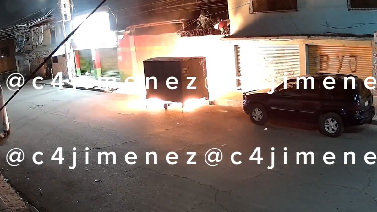 VIDEO Mujer se enojó porque la cortaron e incendia la barbería de su exnovio