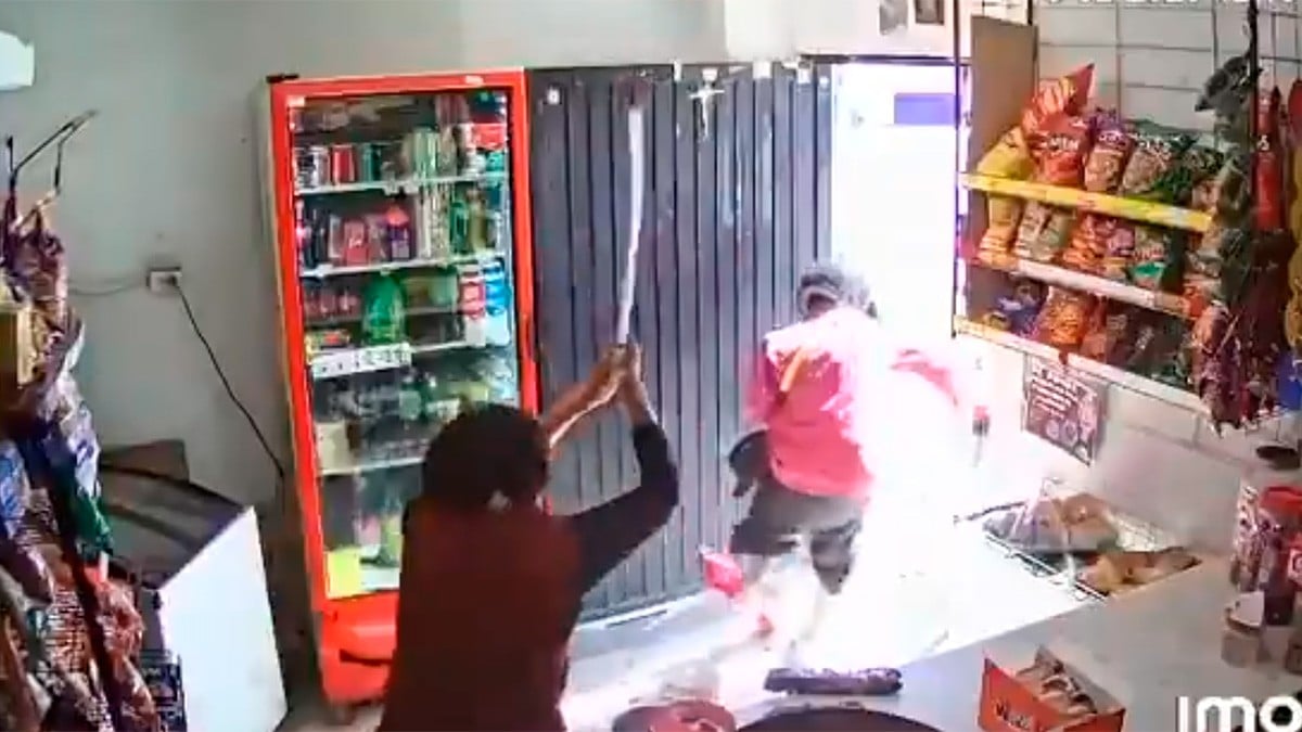 VIDEO Mujer ahuyenta a escobazos a dos hombres que intentaron asaltarla en su negocio