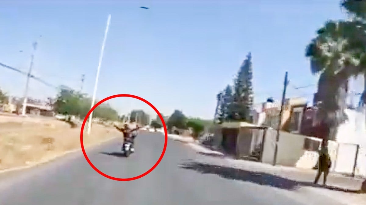 VIDEO Motociclista conducía de manera arriesgada, pero otro lo alcanza y lo 'zapea'