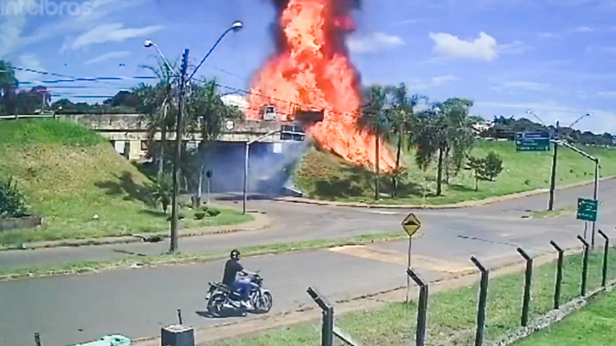 VIDEO Tráileres chocan de frente, uno explota y chofer salta para salvar su vida