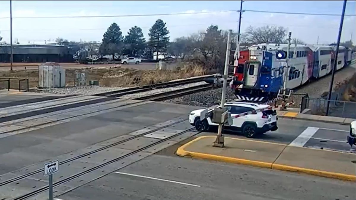 VIDEO Captan cuando tren embiste a una camioneta en medio de la vía
