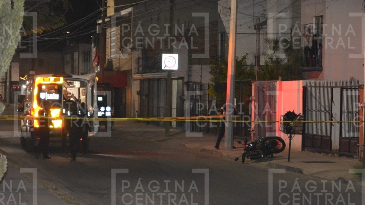 Sicarios persiguen a motociclista hasta su casa y lo hieren de gravedad