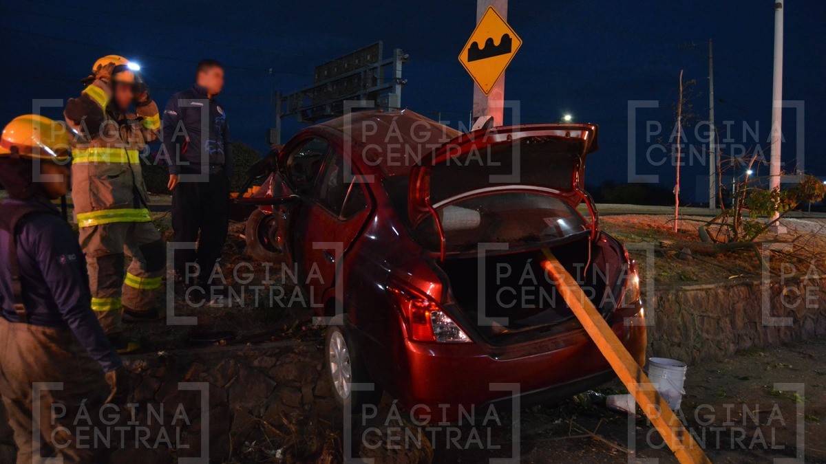 Circulaban por el Libramiento a exceso de velocidad y terminan prensados, hay dos heridos