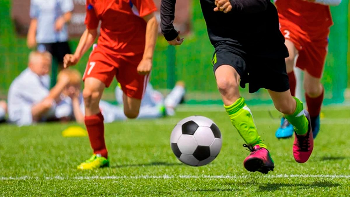 Joven futbolista sufre rodillazo en la cabeza durante partido y le provoca muerte cerebral