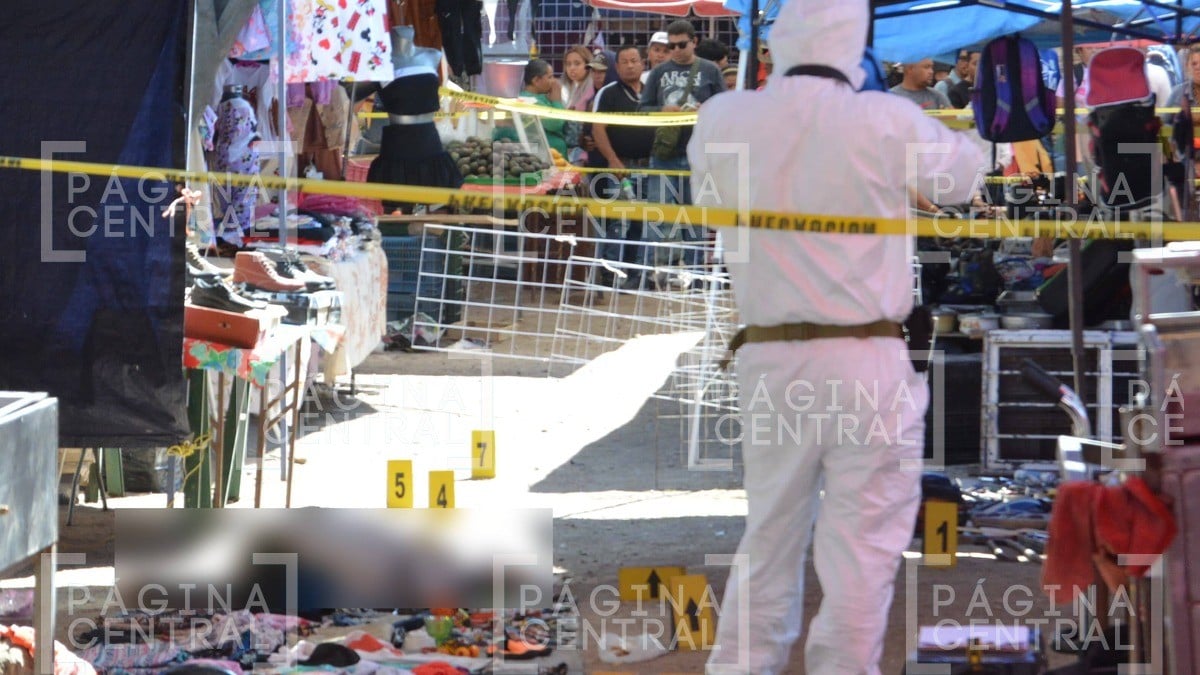 Acomodaba sus productos en el tianguis de la Nuevo León y llegan a asesinarla