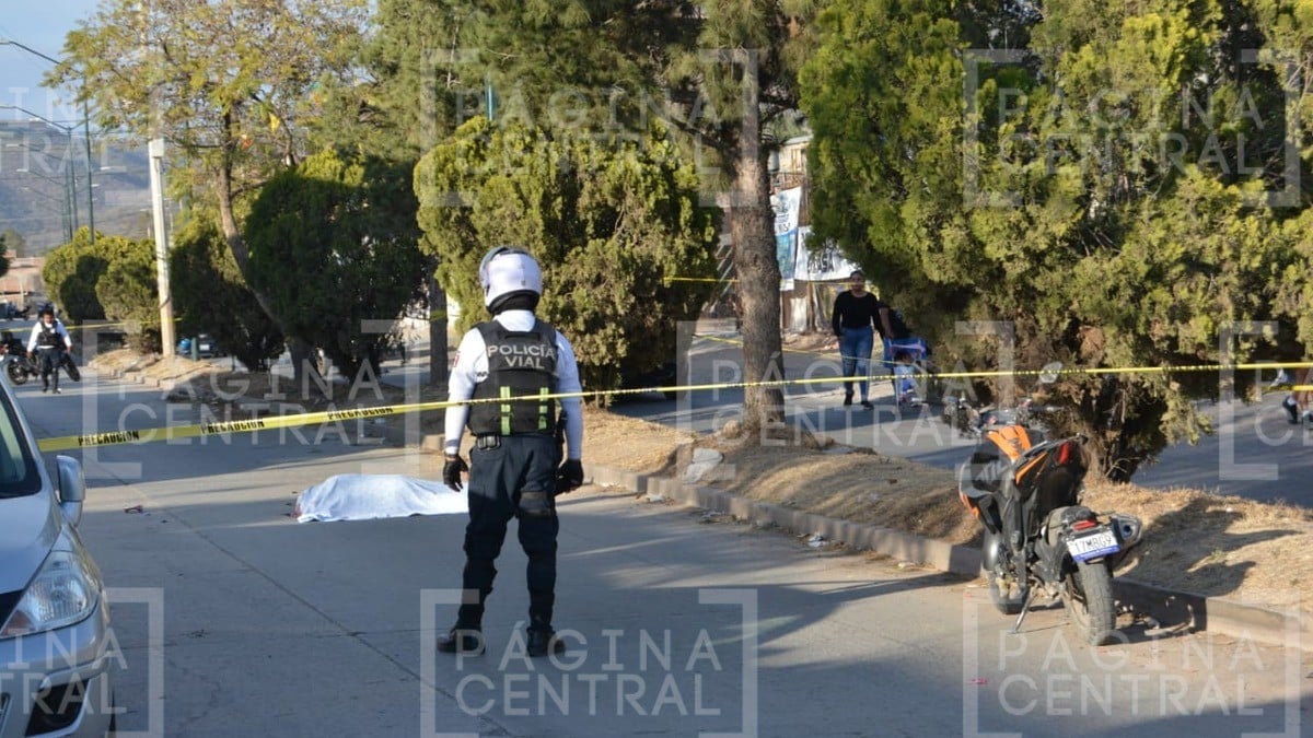 Muere motociclista al derrapar e impactarse contra un árbol en la colonia San Pablo