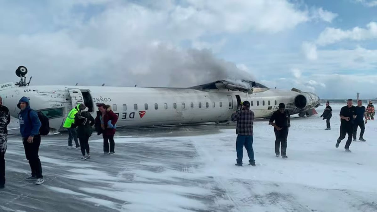 VIDEO Avión intenta aterrizar, pero se estrella y vuelca, así evacuaron a los pasajeros